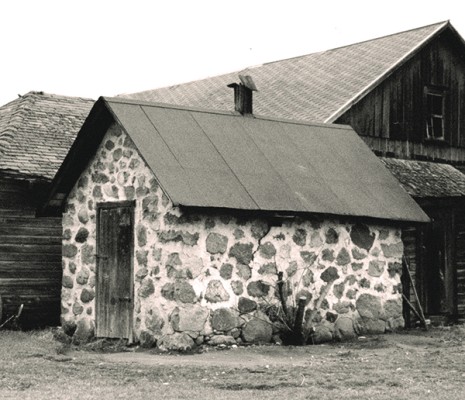 A black and white photo of Nueske's smokehouse.